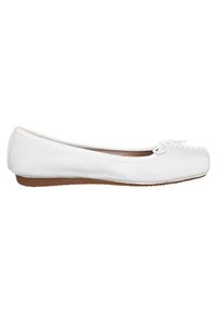 Ballerine blanche en cuir avec un bout arrondi, un petit nœud sur le dessus et une semelle plate marron clair.