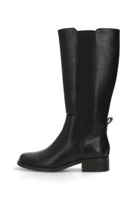 Botas de cuero negras hasta la rodilla con paneles laterales elásticos, punta redonda, tacón bajo y una tirador en la parte trasera para ponerlas y quitarlas con facilidad. Textura suave.