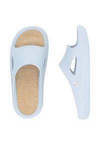 Sandale en plastique bleu clair avec une semelle intérieure en cuir texturé marron, design ouvert et découpes sur les côtés pour la respirabilité, marquée d'un logo sur le côté.