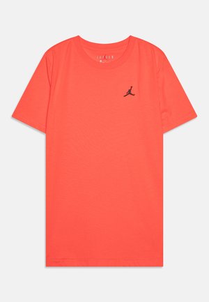 T-shirt a maniche corte in tessuto corallo brillante, con un logo Jumpman nero sul petto e collo a girocollo con una texture liscia.