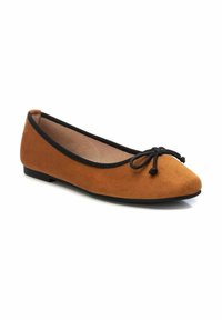 Bailarina de ante en naranja quemado con ribete negro, punta redonda y un detalle decorativo de lazo negro en la parte frontal. Suela de goma.