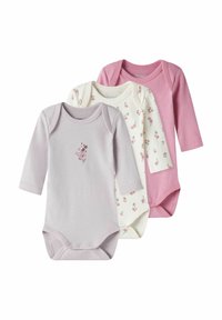 Tre langærmede babydragter i blød bomuld: en lyse lilla med broderede blomster, en cremefarvet med pink blomsterprint og en pink.