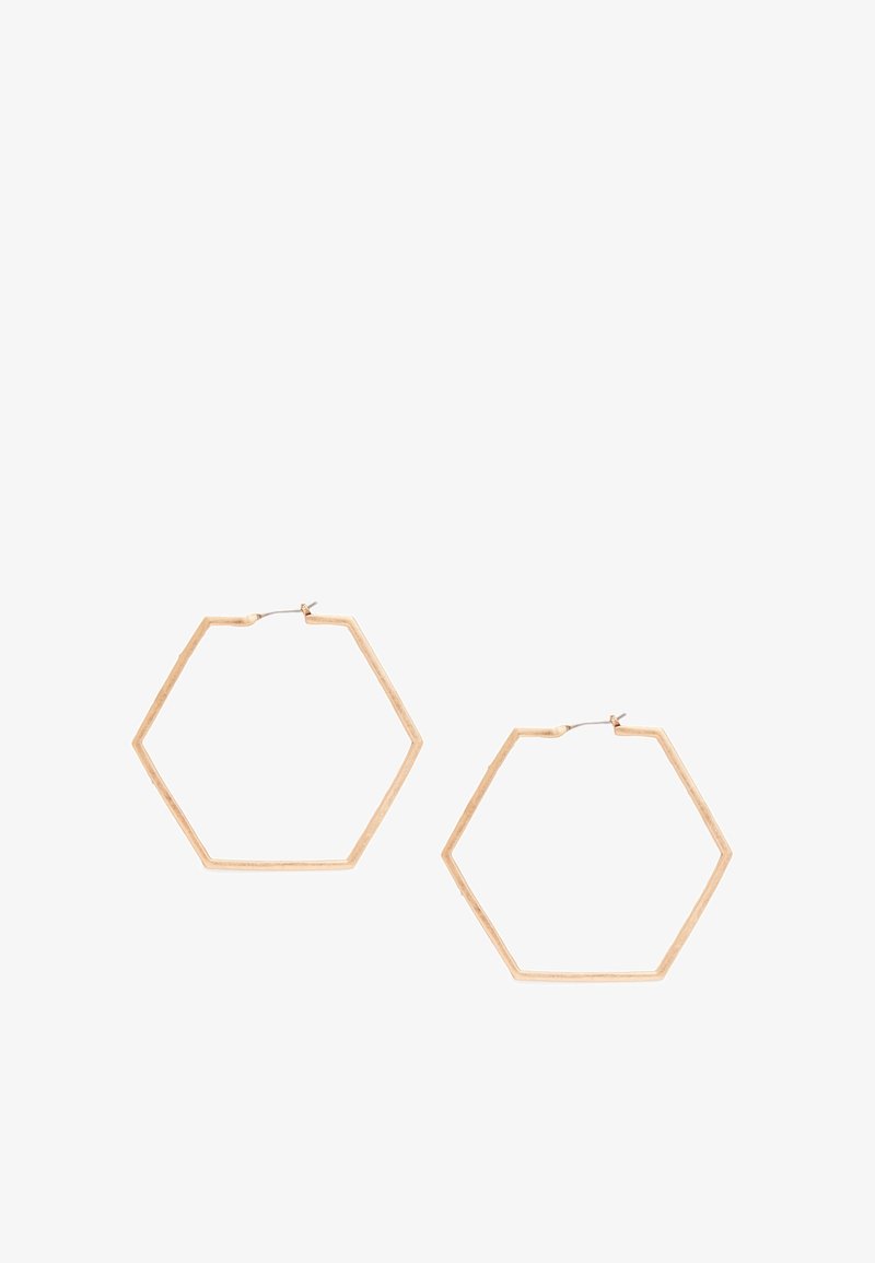 Paire de boucles d'oreilles créoles en forme d'hexagone doré avec un design fin et texturé et une fermeture à charnière.