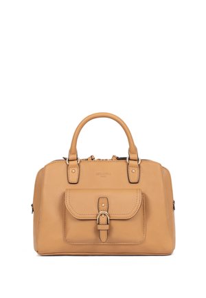 Sac à main en cuir marron clair avec deux poignées supérieures, poche avant à boucle et fermeture éclair, conçu pour un usage quotidien.