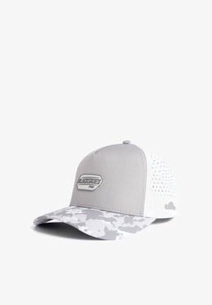 Hellgraue und weiße Baseballkappe mit perforierten Rückpanelen und gebogenem Schirm im Camouflage-Muster, mit einem Logo-Abzeichen "BLACKSKIES PRO" vorne.