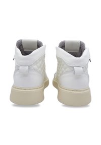 Sneaker alte bianche con pelle trapuntata, rivestimento grigio morbido e suola in gomma bianca testurizzata. Presentano un occhiello sul retro per facilitare l'indossamento.