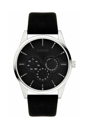 Sort armbåndsur med sølvkasse, tre underskiver der viser dag, dato og 24-timers tid, samt sort læderrem.