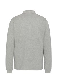 Polo gris clair à manches longues avec col, fabriqué en mélange de coton doux. Design minimaliste, sans motifs ni embellissements visibles.