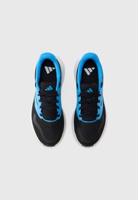 Μαύρα αθλητικά παπούτσια με μπλε αποχρώσεις, δ�ιαθέτοντας πλέγμα ύφασμα, στρογγυλεμένη μύτη, δέσιμο με κορδόνια και υφασμένο λευκό ενδιάμεσο πέλμα.