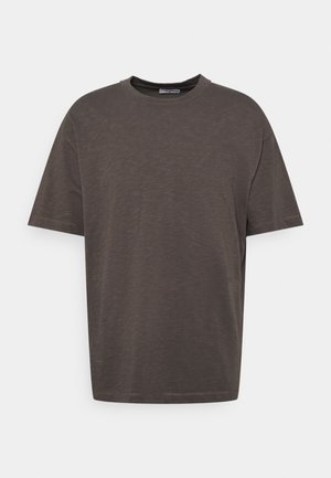 T-shirt à manches courtes gris foncé, en coupe décontractée, avec un col rond et une texture subtile sur l'ensemble du tissu. Pas de motifs ni d'accents visibles.
