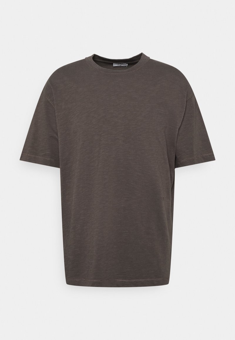 T-shirt à manches courtes gris foncé, en coupe décontractée, avec un col rond et une texture subtile sur l'ensemble du tissu. Pas de motifs ni d'accents visibles.