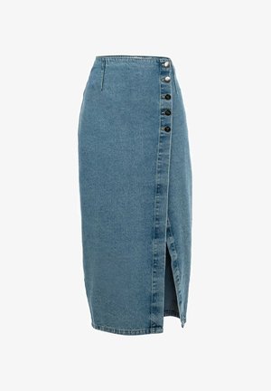 Falda de denim en azul claro con una abertura delantera, que cuenta con un cierre lateral de botones y un diseño estructurado.