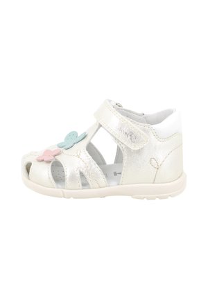 Sandalino bianco per bambino con punta aperta, strap in velcro e decorazioni di farfalle rosa e blu pastello davanti.