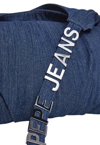 Denim tas in donkerblauw met een gestructureerde afwerking, voorzien van een zilveren metalen schouderband met de ingekraste letters "PEPE JEANS".