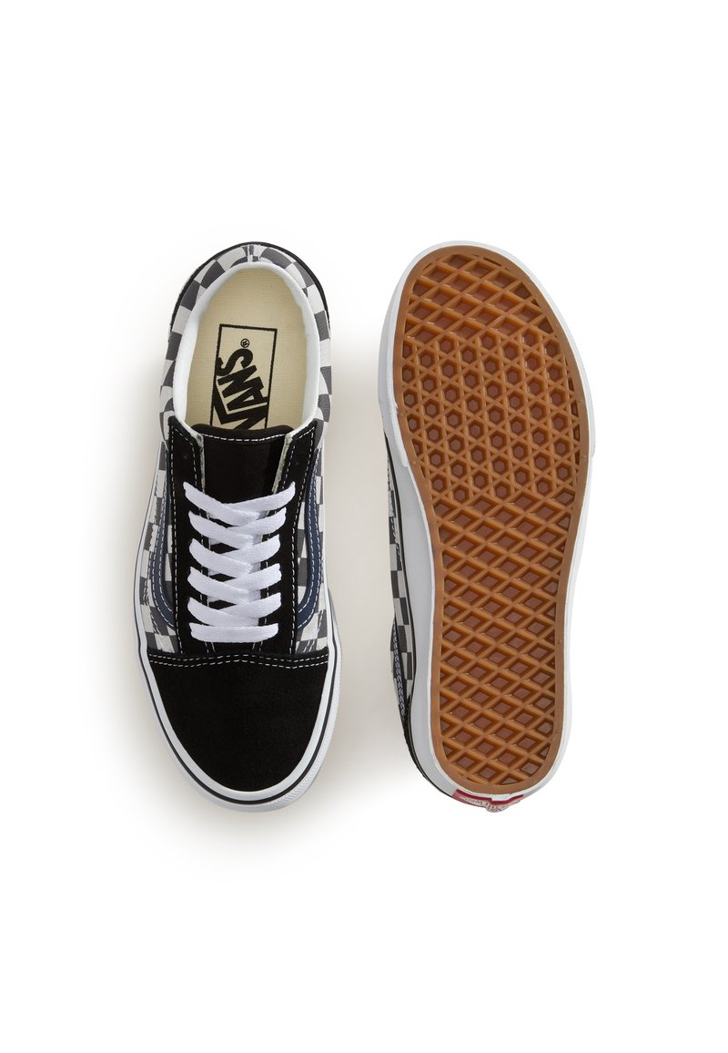 Zapatillas de lona en blanco y negro con diseño de tablero de ajedrez, con acentos de ante, cordones blancos y suela de goma tipo waffle, que presentan un diseño clásico de bajo perfil.