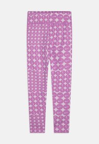 Rosa leggings med et gjentakende mønster av Nike-logoer, med en tettsittende design og elastisk stoff for komfort og bevegelighet.