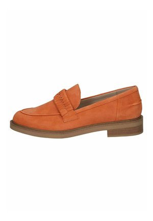 Oranje suède loafers met een brede strap over de wreef, voorzien van een gevlochten detail. Lage platte zool met een licht gestapelde hak.