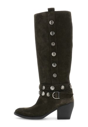 Stivale alto in suede marrone scuro con tacco a blocco, borchie decorative in argento e fascia con fibbia attorno alla caviglia.