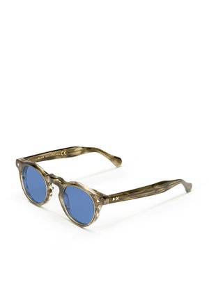 Lunettes de soleil rondes avec verres bleus, monture en marbre olive et détails texturés sur le haut des verres, avec des accents dorés sur les branches.