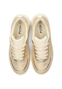 Goldene, gewebte Sneakers mit cremefarbenen Akzenten, ausgestattet mit einer runden Zehenpartie, flachen Schnürsenkeln und einer dicken weißen Gummisohle. Markenlogo ist im Inneren sichtbar.