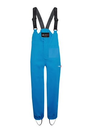 Blaue wasserdichte Kinderlatzhose mit schwarzen verstellbaren Trägern und elastischen Knöchelriemen.