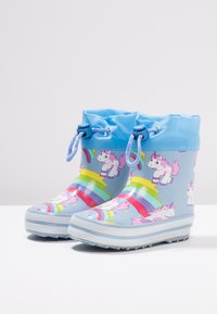 Blauwe rubberen regenlaarzen met een trekkoord bovenkant, versierd met kleurrijke eenhoorn- en regenboogpatronen, een gladde glanzende afwerking en gestructureerde zolen.
