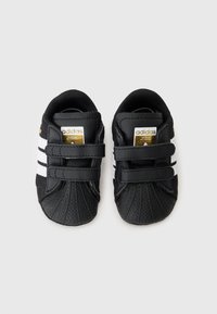 adidas Originals SUPERSTAR CRIB UNISEX - Πρώτα παπούτσια - black/white/gold-coloured