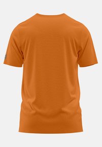 Camiseta de algodón naranja con mangas cortas, escote redondo y textura suave. Presenta una pequeña etiqueta en el lado izquierdo.
