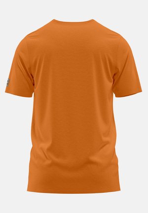Camiseta de algodón naranja con mangas cortas, escote redondo y textura suave. Presenta una pequeña etiqueta en el lado izquierdo.