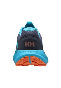 Zapatilla de correr para hombre con un diseño negro y azul, parte superior de malla, suela naranja y talón texturizado con detalle del logotipo.