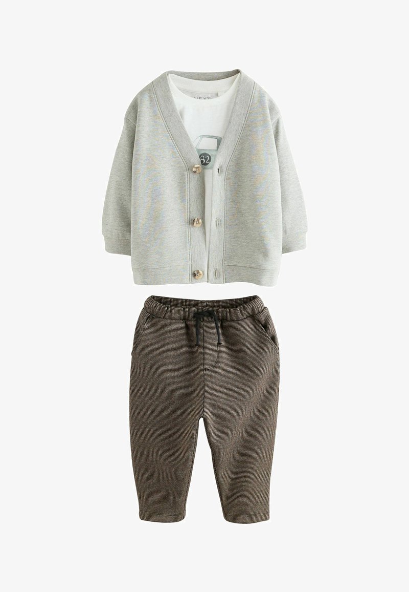 Hallhalli puuvillane kardigan puidust nuppudega valge T-särgi peal, millel on auto graafika. Pruunid kootud dressipüksid elastse vöökoha ja taskutega.