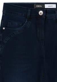 Donkerblauwe denim jeans met voorzakken, riemlussen, zilveren knoop en een "CECIL Denim" label op de tailleband.