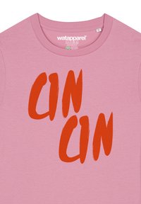 Roze T-shirt met korte mouwen, gemaakt van katoen, met grote rode penseelstreken tekst die "CON." leest. Ronde hals en zachte textuur.