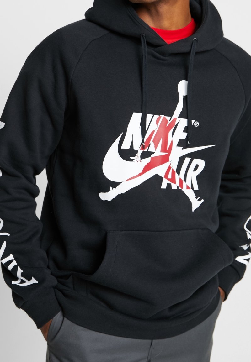 Felpa nera realizzata in misto cotone, caratterizzata da un grande logo Nike Air rosso e bianco con silhouette e scritta bianca sulle maniche.