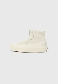 Höga sneakers i off-white canvas med silverfärgad ögla och en dragkedja på sidan, med en texturerad gummisula och minimalistisk design.