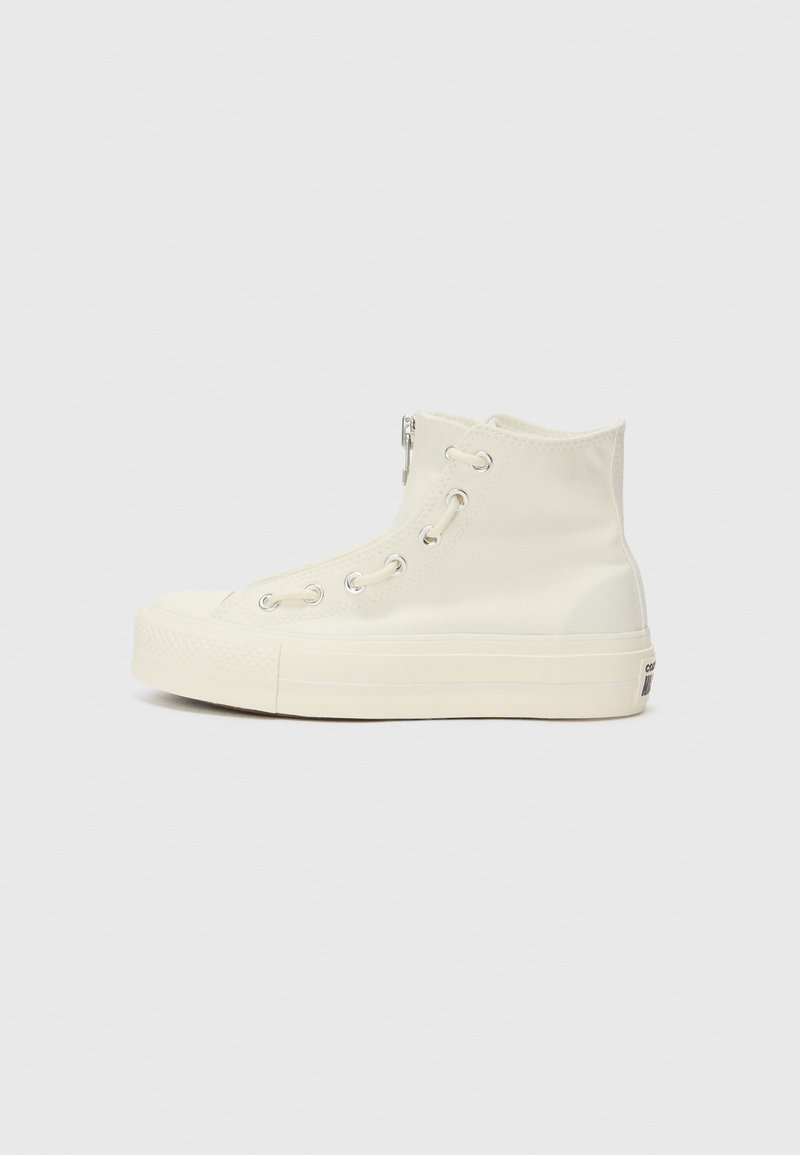 Höga sneakers i off-white canvas med silverfärgad ögla och en dragkedja på sidan, med en texturerad gummisula och minimalistisk design.