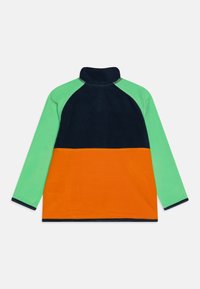 Pullover in pile con colletto alto; design a blocchi di colore in blu navy, verde e arancione; maniche lunghe a raglan; texture liscia; cuciture a contrasto.