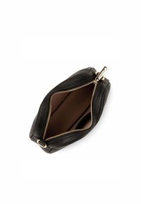 Pochette nera in pelle con zip, con un esterno texturizzato e dettagli in metallo dorato. L'interno presenta un rivestimento beige con due scomparti.