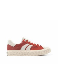 Sneaker rosso e bianco con tomaia in suede, dotata di tre strisce bianche, suola in gomma testurizzata e punta arrotondata.