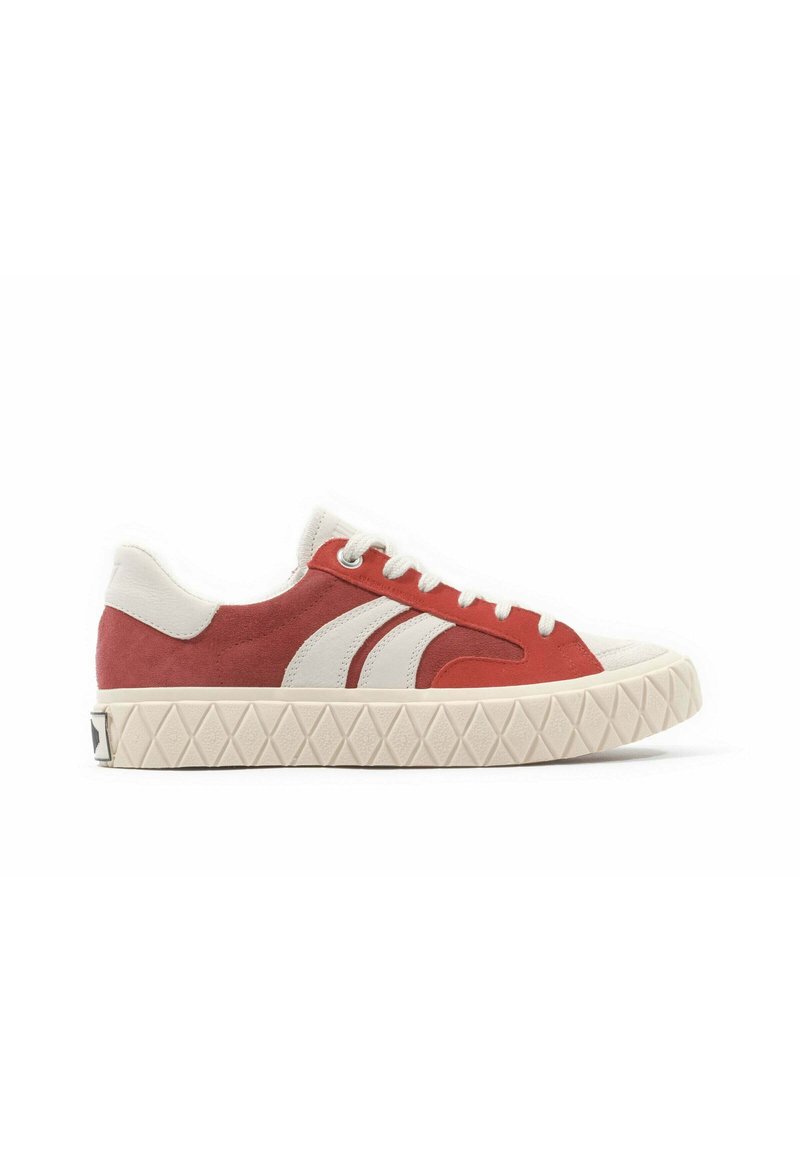 Sneaker rosso e bianco con tomaia in suede, dotata di tre strisce bianche, suola in gomma testurizzata e punta arrotondata.