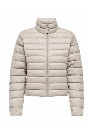 Jasnoszara, krótka kurtka puchowa z poziomym pikowaniem, wysokim kołnierzem i zapięciem na zamek błyskawiczny z przodu.