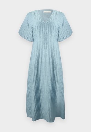 Hellblaues, strukturiertes Midikleid mit V-Ausschnitt, kurzen Puffärmeln und taillierter Passform, auf weißem Hintergrund dargestellt.