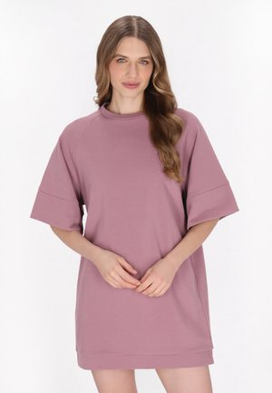 Korte mouw jurk van zacht, licht mauve stof. Heeft een ronde hals en een ontspannen pasvorm, met een gladde textuur en zijsplitten aan de onderrand.