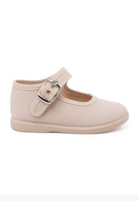 Beige Stoff Mary Jane Schuh mit runder Zehenpartie, verstellbarem Riemen und metallischem Schnallenverschluss. Flache Sohle und weiche Innenausstattung für Komfort.