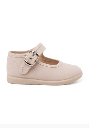 Beige Stoff Mary Jane Schuh mit runder Zehenpartie, verstellbarem Riemen und metallischem Schnallenverschluss. Flache Sohle und weiche Innenausstattung für Komfort.