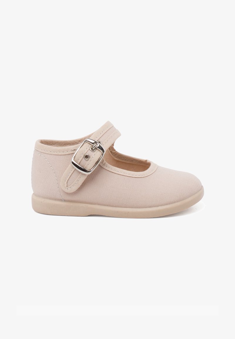 Zapato Mary Jane de tela beige con puntera redonda, correa ajustable y hebilla metálica. Suela plana y forro suave para mayor comodidad.