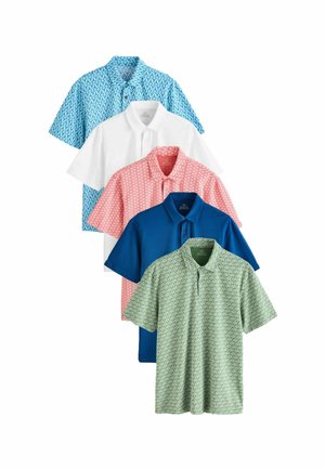 Cinco camisetas de polo de manga corta: una de tela azul claro con estampado, una blanca lisa, una rosa con estampado, una azul lisa y una verde con estampado, todas con cuellos puntiagudos.