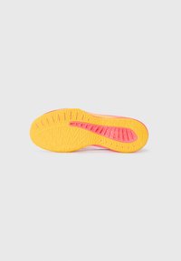 Semelle de chaussure avec une base jaune et des accents roses. Présente un motif texturé avec des rainures pour l'adhérence et le soutien.