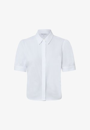 Blouse blanche à manches courtes avec col pointu, patte de boutonnage cachée et manches légèrement froncées.