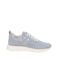 Deportivas de ante azul claro con cordones blancos, suela texturizada y acentos metálicos. Presenta detalles cosidos y una pestaña en la parte trasera.
